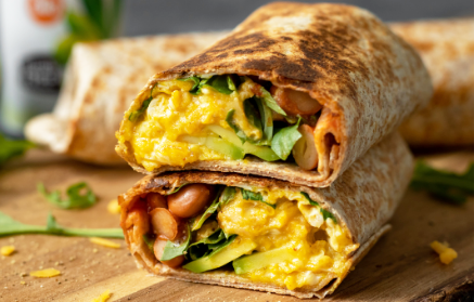 Fitness recept: Rychlé snídaňové burrito s fazolemi, avokádem a vajíčky