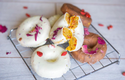 Fitness recept: Bezlepkové RAW donuty s čokoládovou polevou