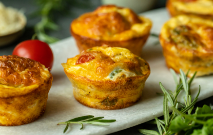 Fitness recept: Snídaňové vajíčkové muffiny s cottage cheese, šunkou a rajčaty