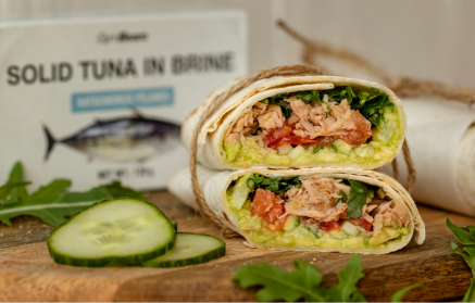 Fitness recept: Tuňákový wrap s avokádovým dipem a zeleninou