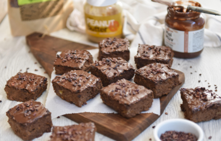 Fitness recept: Vláčné banánové brownies s arašídovým máslem a kakaem