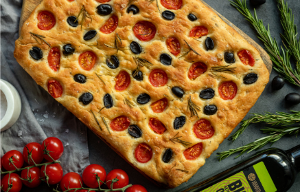 Fitness recept: Nadýchaná italská focaccia s rajčaty a olivami