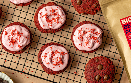 Fitness recept: Red velvet cookies s tvarohovým krémem