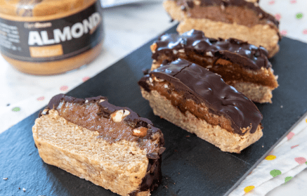 Fitness recept: Snickers tyčinky bez přidaného cukru, ale plné chuti